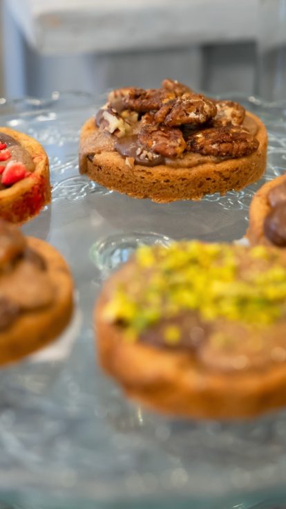 Cookies sablés garnis de chocolat de la biscuiterie artisanale Le Petit Biscuitier à Toulon