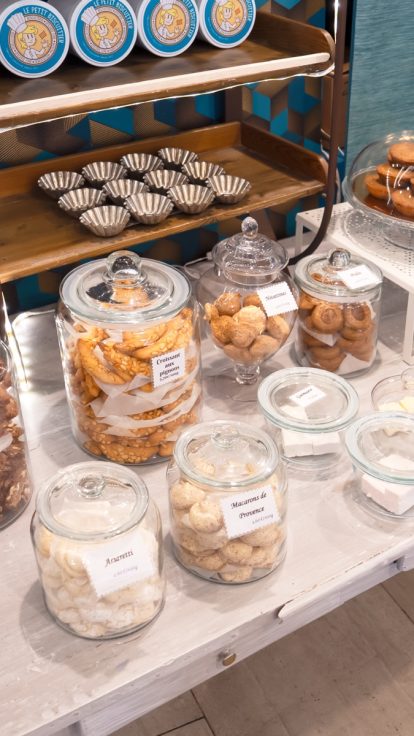 Table de présentation de douceurs pour un événement, traiteur sucré Le Petit Biscuitier à Toulon