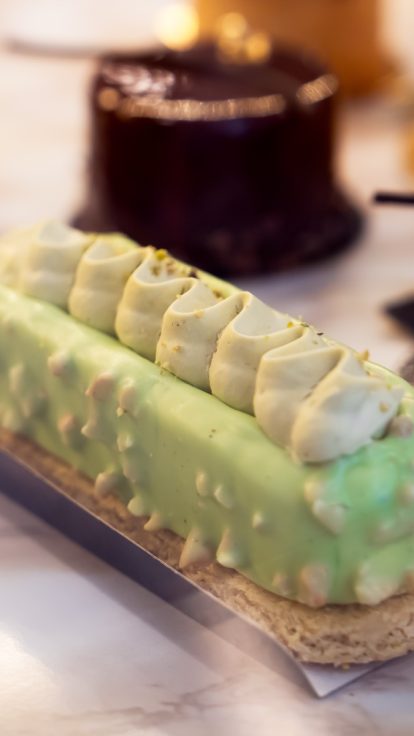 Éclair glacé à la pistache, glacier artisanal Le Petit Biscuitier à Toulon